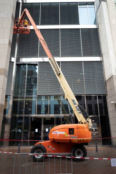 Stuk van zonwering stort naar beneden: ingang Tweede Kamer dicht