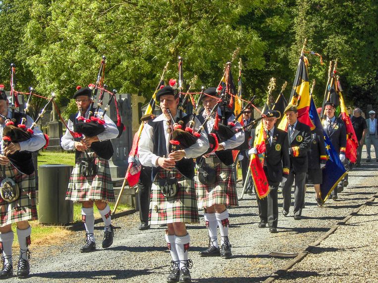 Herdenking In Kostuum Puffen Geblazen Sint Niklaas In De
