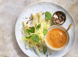 Aspergesalade met paprikasaus & amandelen