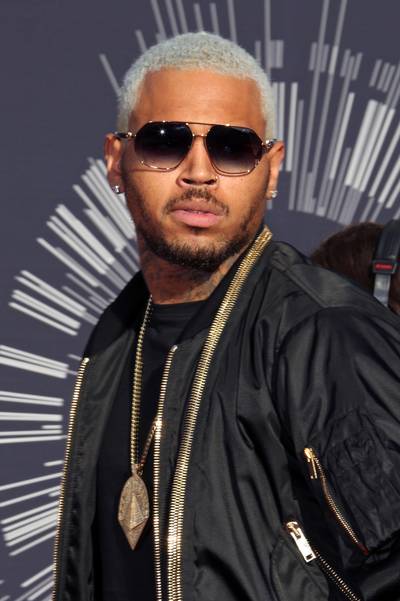Chris Brown houdt woord en spant lasterzaak aan