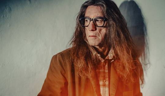 Herman Brusselmans: ‘Vinden ze me te oud, te cru of te flauw? Dat kan, want er wordt héél veel weggeknipt in mijn woorden’