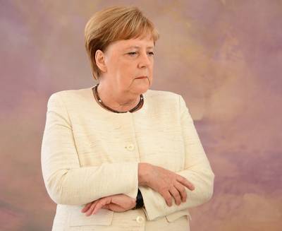 Angela Merkel de nouveau prise de tremblements lors d'une cérémonie officielle