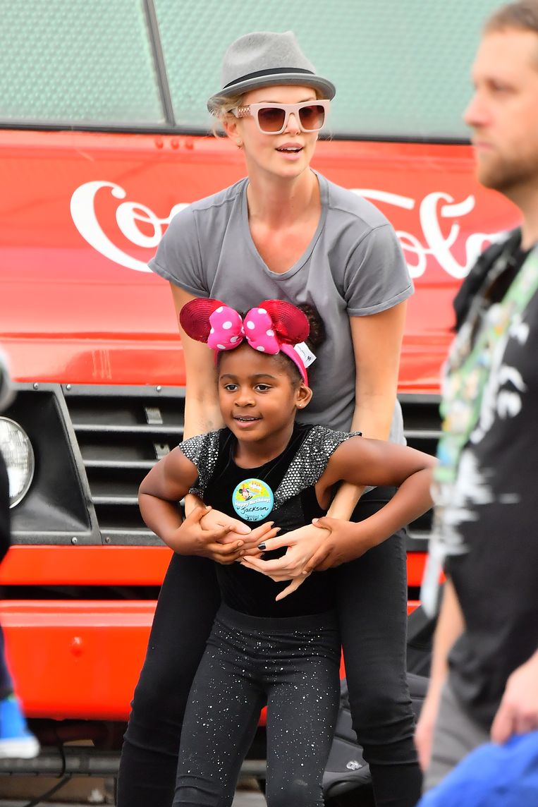 Charlize Theron viert verjaardag van zoontje in Disneyland 