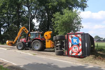 Gekantelde aanhangwagen in Lunteren zorgt voor oponthoud