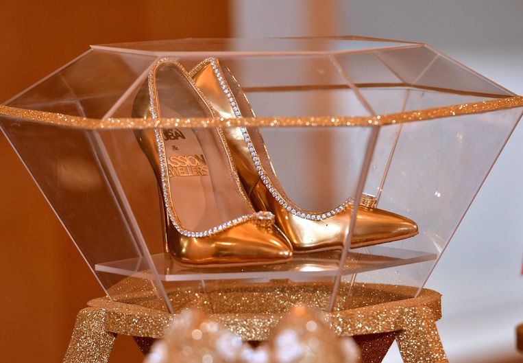 The Passion Diamond Shoes in het Burj Al Arab hotel.