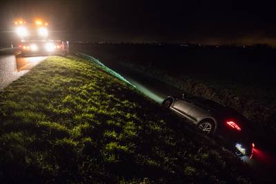 Auto te water, inzittenden opgepakt om drank