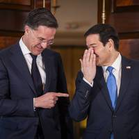 Rutte ‘begrijpt volkomen’ dat Trump ‘teleurgesteld is’ in Europa, zegt hij bij bezoek dat VS in NAVO moet houden