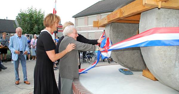 Honderdjarige onthult replica Middelbeerse molen