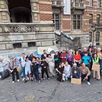 Inwoners Kuregem bouwen muur van afval rond Anderlechts gemeentehuis: ‘Om zichtbaar te maken wat bewoners dagelijks ervaren’
