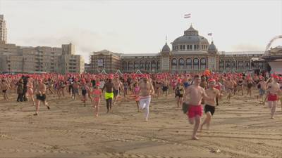 Duizenden mensen beginnen nieuwe jaar met frisse duik