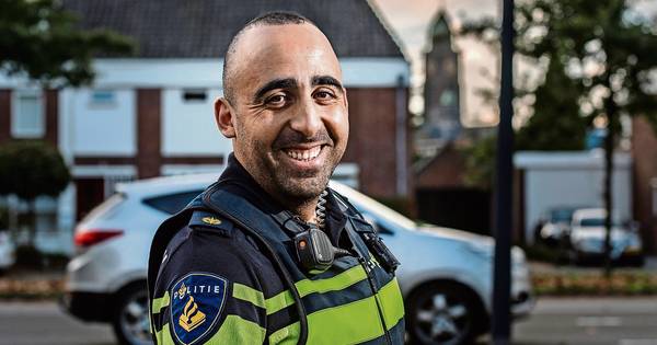 Wijkagent Rachid al Kahja betuigt medeleven aan gewonde collega: 'Heel veel respect voor je'