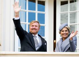 Stevige kritiek op de kledingkeuze van Máxima: ‘Ze lijkt wel een robot'