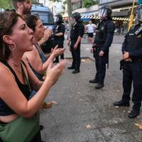 ‘Als meisje speelde ik daar. Nu plassen er dronken toeristen op de stoep van onze buren’: hoe Barcelona kreunt onder massatoerisme