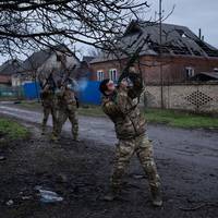 Zelensky kondigt nieuwe tegenaanvallen op Rusland aan • ‘Bijna half miljoen Russische soldaten gedood in Oekraïne’