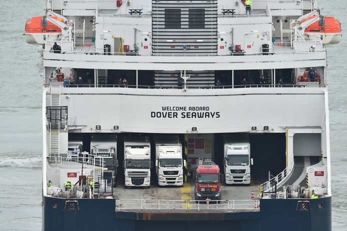 Vrachtwagens en passagiers aan boord van een veerboot in de haven van Dover.