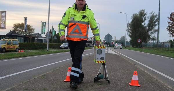 Verkeersregelaars houden weggebruikers voor de gek met neppe flitskast - BN DeStem