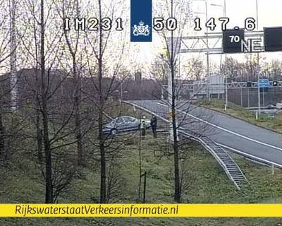 Auto van de weg in lus A50 en A73 zorgt voor korte file bij Ewijk