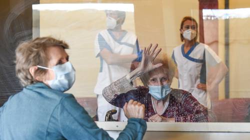 De moeilijke evenwichtsoefening voor woonzorgcentra: “De één durft niet van de kamer, de ander wil de hele familie knuffelen”