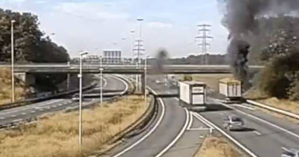 Vrachtwagen met aardappels in brand op A73 bij Wijchen: rook- en stankoverlast .