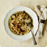 Pasta met geroosterde spruitjes, citroen en pangrattato