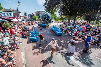Wagenbouwgroep ‘Kump Wa Good’ wint optocht in Goor
