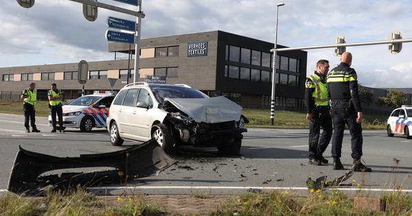 Automobilist naar ziekenhuis na botsing op rondweg Emmen.