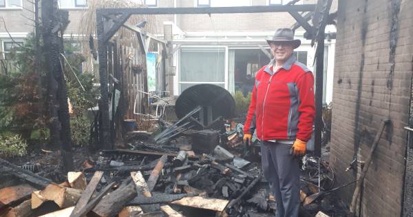 Vrouw maakt nachtelijk kopje warme melk en ontdekt grote brand bij buren.