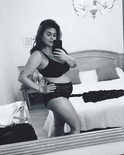 Roxeanne in zwangerschapslingerie en Romee bevriest in New York