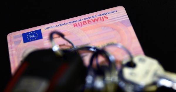 Belg rijdt zonder rijbewijs over A58 en geeft valse identiteit op