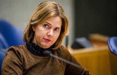 Minister overweegt rijbewijs en helmplicht voor Stint