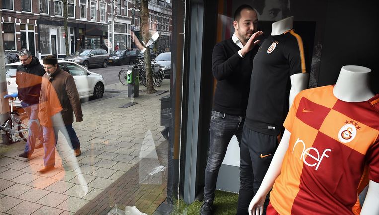 Sercan Arslan Heeft Een Fanshop Van Galatasaray In Rotterdam Wij Doen Alles Op Basis Van Emotie De Volkskrant