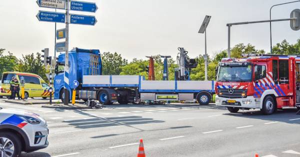 Hulpdiensten en traumaheli met spoed naar ongeval in Rhenen: fietser komt onder vrachtwagen terecht.