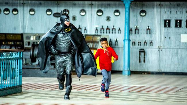 Slechthorige Batman en 8-jarige Isaiah verslaan samen Joker