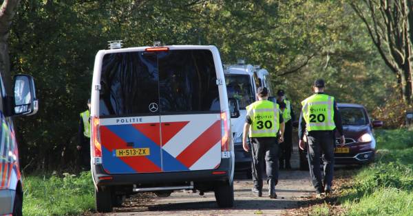 Politie houdt zoekactie langs A12 in de hoop nieuwe aanwijzingen te vinden van schietincident Veenendaal.