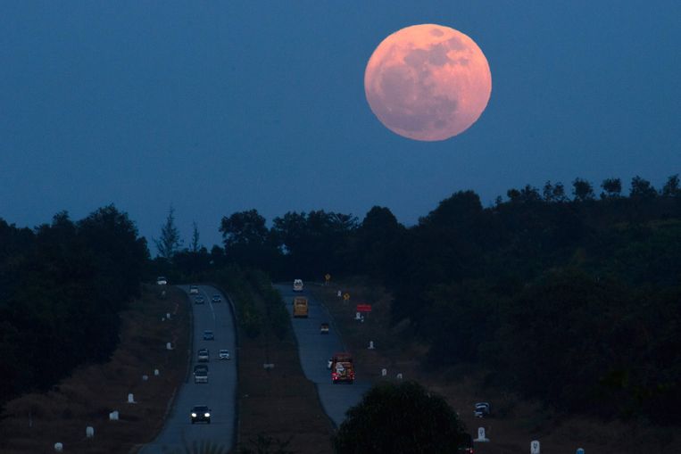 In Myanmar hebben ze een pak meer geluk dan hier: de supermaan naast de snelweg in Rangoon.