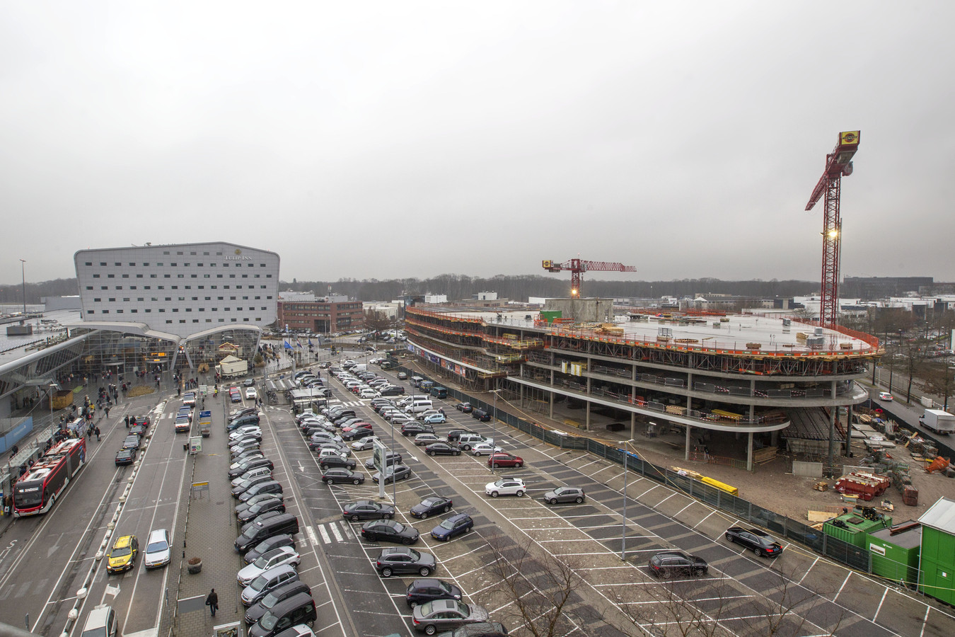 Bouw multifunctioneel gebouw Eindhoven Airport bereikt hoogste punt Foto ed.nl