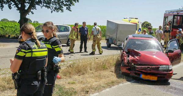 Twee auto's botsen in Bakel, beide bestuurders naar het ziekenhuis