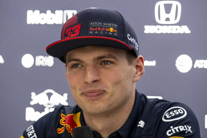 Max Verstappen wint én crasht tijdens simrace | esports ...