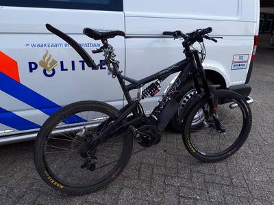 Politie haalt razendsnelle, zelfgebouwde ‘e-bike’ van de weg: ‘Reed 50 per uur’