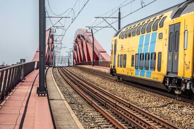 Reizigers urenlang in defecte trein op spoorbrug bij Zwolle