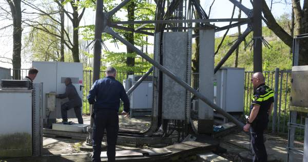 En dat is vijftien: 5G-zendmast in brand gezet in Rijswijk - De Gelderlander