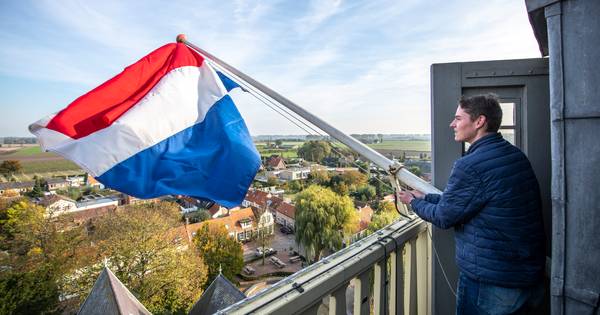 Dankzij Thijs wappert er weer een vlag op de toren van de Grote Kerk in Groede - BN DeStem