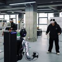 ‘Het is niet hun fout als hun bewegingen traag of beperkt zijn’: welkom in de Chinese robotschool