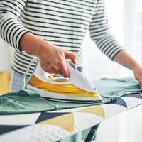 8x zo verwijder je kreukels uit kleding zonder een strijkbout te gebruiken