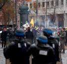 Rellen op eerste verjaardag ‘gele hesjes’ in Parijs: politie zet traangas in tegen relschoppers