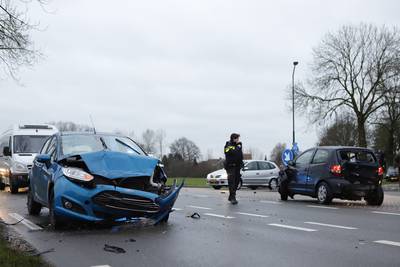 Man gewond bij aanrijding tussen auto’s en bestelbus in Gassel; weg afgesloten
