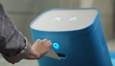 KLM's nieuwste snufje: robot Care-E draagt je bagage en 'loopt' met je mee