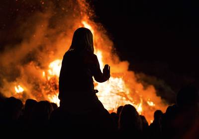 Feest rond het paasvuur