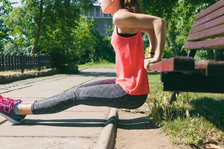 Wil je graag je bovenarmen wat strakker, maar heb je geen tijd voor een intensieve workout? Dat is niet erg, want intensief sporten is helemaal niet nodig, heeft een wetenschappelijke studie in het British Journal of Sports Medicine aangetoond. In deze training van slechts 7 minuten laat personal trainer Laura Van den Broeck zien hoe je zwabberende armen binnen de kortste tijd weer strak maakt. Een stoel en een gewicht (of fles water) is alles wat je nodig hebt.