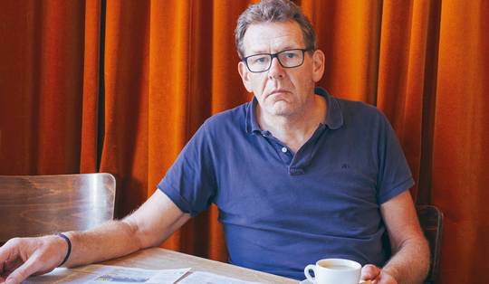 VRT- en voormalig ‘De Morgen’-journalist Chris Van den Abeele overleden op 61-jarige leeftijd